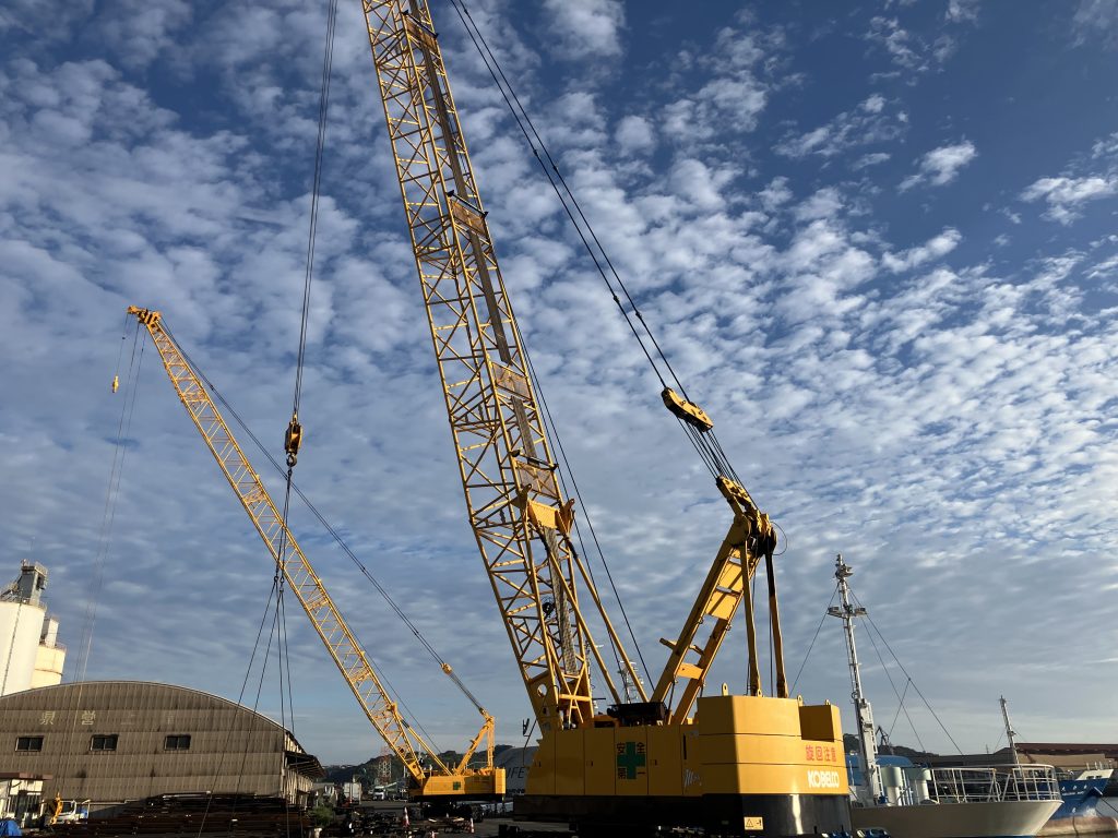 最新設備で安全を守る。90tクローラクレーンが稼働開始！