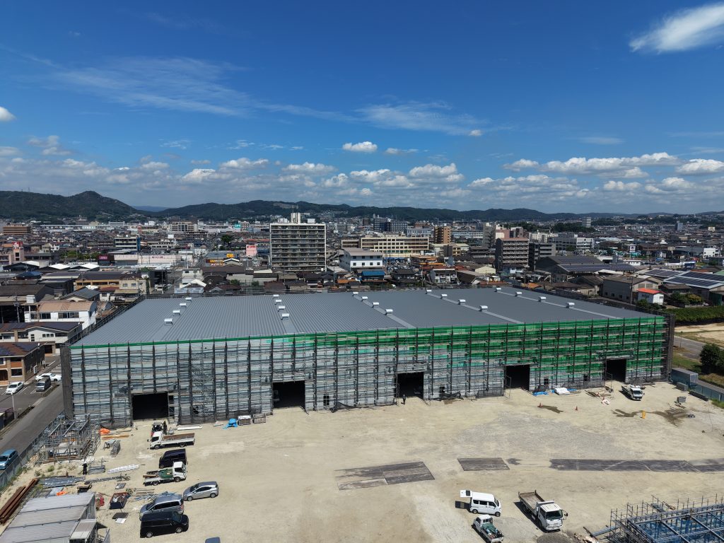 ドローン空撮で見る、新物流拠点の建設進捗～新倉庫の外観と事務所棟の様子～